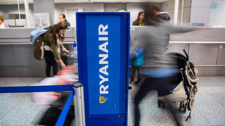 Weil das Kabinenpersonal streikt, hat der Billigflieger Ryanair mehrere hundert Flüge abgesagt.