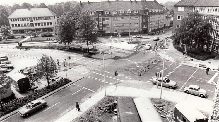 Die Autofahrer zeigten sich vorerst noch verwirrt: 1974 veränderte der Kreuzungsbereich zwischen AOK und Polizeigebäude in Delmenhorst sein Gesicht. Archivfoto: Horst Schilling