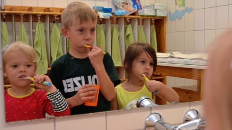 Ausgezeichnete Putzarbeit: Für Charlotte, Justin und Cataleya gibt es das nach jeder Mahlzeit in der Kindertagesstätte Schatzinsel in Hoykenkamp. Archivfoto: Reiner Haase