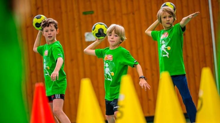 Zusammen mit dem deutschen Handballbund veranstaltet die AOK den vierten Handball-Tag an einer Grundschule in Niedersachsen. 