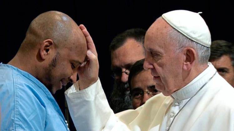 Im Kinoneustart „Papst Franziskus – Ein Mann seines Wortes“ hat der Regisseur Wim Wenders den Papst auf seinen Reisen begleitet. 
