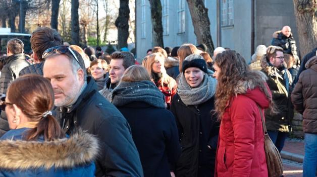 Gute Stimmung beim Megaron Treffen: Bevor es zur Bescherung ging, nutzten viele aktuelle und ehemalige Delmenhorster das Treffen am Heiligabend. Gute Stimmung beim Megaron Treffen: Bevor es zur Bescherung ging, nutzten viele aktuelle und ehemalige Delmenhorster das Treffen am Heiligabend.