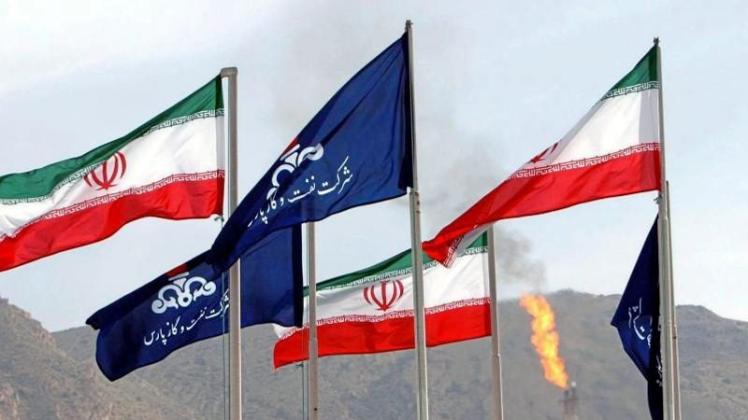 Die Flaggen des Iran und der nationalen iranischen Ölgesellschaft NIOC wehen auf einem Gasfeld im südiranischen Assalouyeh. 