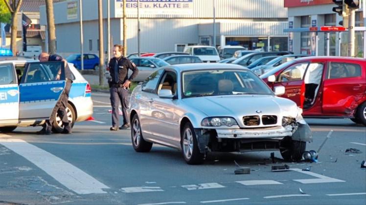 Bei dem ersten Unfall an der Kreuzung Syker Straße/Schollendamm wurden zwei Menschen verletzt. 