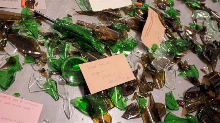 Bei der Performance „Liebe schmerzt wunderbar“ führt der Weg zum geliebten Menschen über Scherben. Auf den Glasscherben lagen Gedichtzitate über verlorene Liebe. 