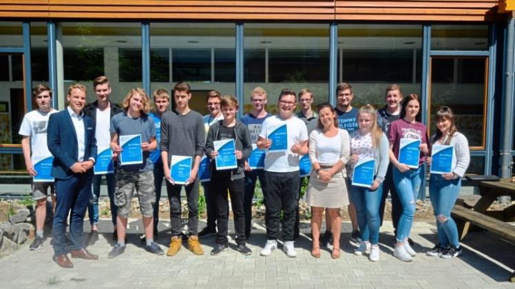 Spekuliert und Erfahrung gewonnen: 18 junge Börsianer der Oberschule erhielten von Vincent Stumpe von der Volksbank (links) jetzt ihre Zertifikate. 