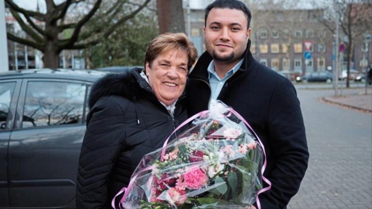 Angelika Bückert und Hüseyin Yalin am Ort des Notfalls, 200 Meter vom Weihnachtsmarkt entfernt. Sie hat ihm einen Blumenstrauß mitgebracht, für seine Frau. 
