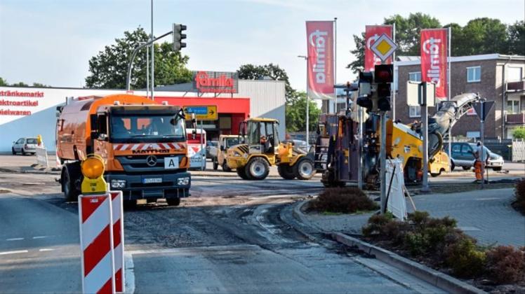 Bauarbeiten mitten im Ganderkeseer Ortskern: Der Bereich auf der Urneburger Straße bei Famila ist derzeit voll gesperrt. 
