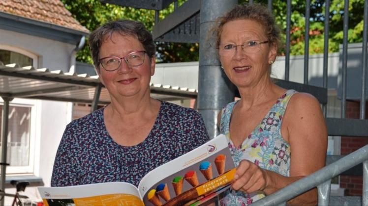 Freuen sich über das neue umfangreiche Programm (v.li.): Christine Peters und Annette Böhnig von der Evangelischen Familien-Bildungsstätte. Freuen sich über das neue umfangreiche Programm (v.li.): Christine Peters und Annette Böhnig von der Evangelischen Familien-Bildungsstätte.