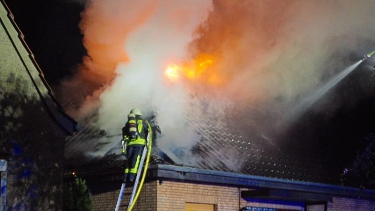 Nach einem Gewitter am Sonntagabend ist in Delmenhorst der Dachstuhl eines Wohnhauses in Brand geraten. 