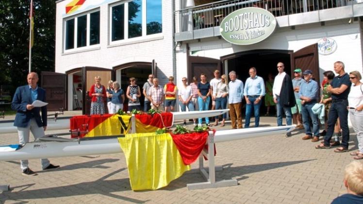 Den Festakt am Bootshaus eröffnet Harald Hillers (links). 