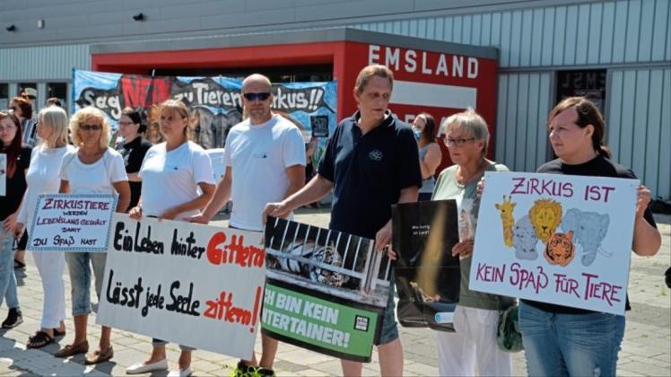 Rund 50 Tierrechtler haben am Samstag vor der Lingener Emslandarena gegen den Circus Krone und dessen Haltung von Wildtieren protestiert. 