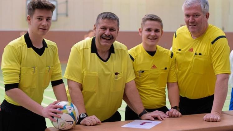 Gut gelaunte und souveräne Futsal-Schiedsrichter beim Johnny &amp; Fred-Turnier der B-Jugendlichen (von links): Tom Adler, Michael Koch, Nico Menke und Jörn Peters. 