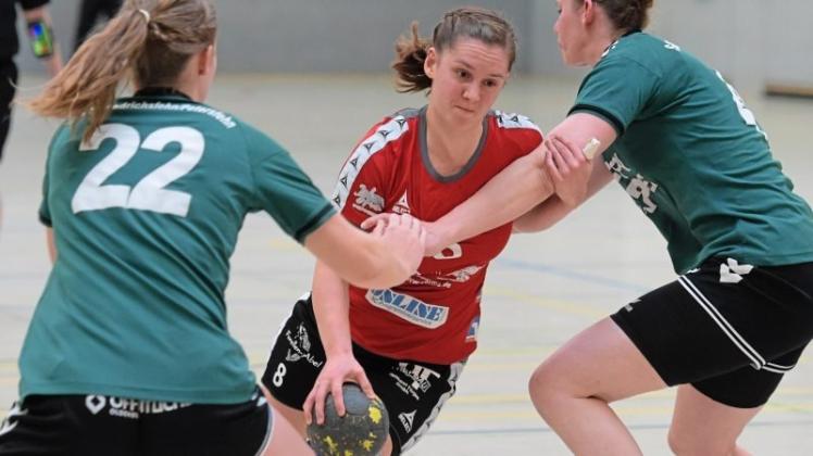 Wollen sich an diesem Sonntag bei der HSG Phönix durchsetzen: die Oberliga-Handballerinnen der HSG Hude/Falkenburg um Saskia Petersen (Mitte). Wollen sich an diesem Sonntag bei der HSG Phönix durchsetzen: die Oberliga-Handballerinnen der HSG Hude/Falkenburg um Saskia Petersen (Mitte).