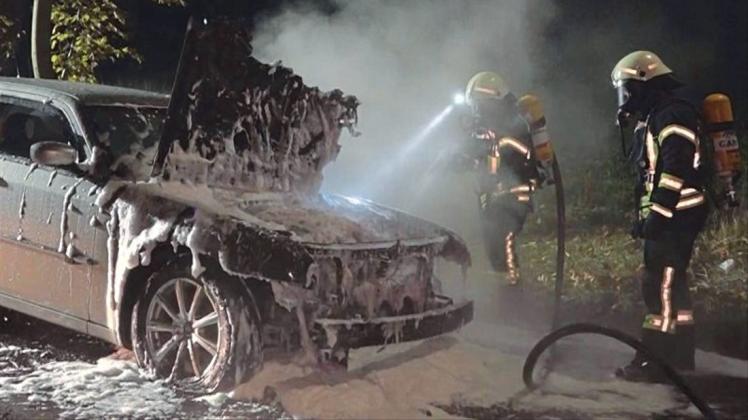 Erheblichen Schaden hat das Auto eines 24-jährigen Delmenhorsters am Sonntagabend nach einem Motorbrand an der Almsloher Straße genommen. 