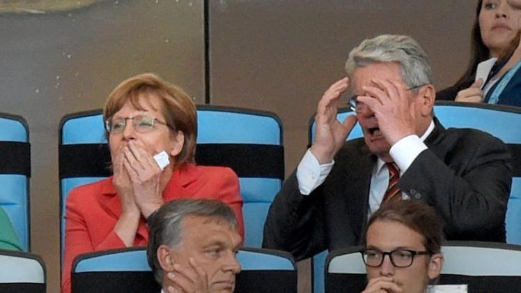 Bei dem WM 2014 in Rio im Publikum: Kanzlerin Angela Merkel und der damalige Bundespräsident Joachim Gauck. Markus M. Beeko sagt jedoch: „Politiker müssen genauer hinschauen: Sportereignisse werden traditionell gern von Regierungen genutzt, um sich in ein vorteilhaftes Licht zu rücken.“ 