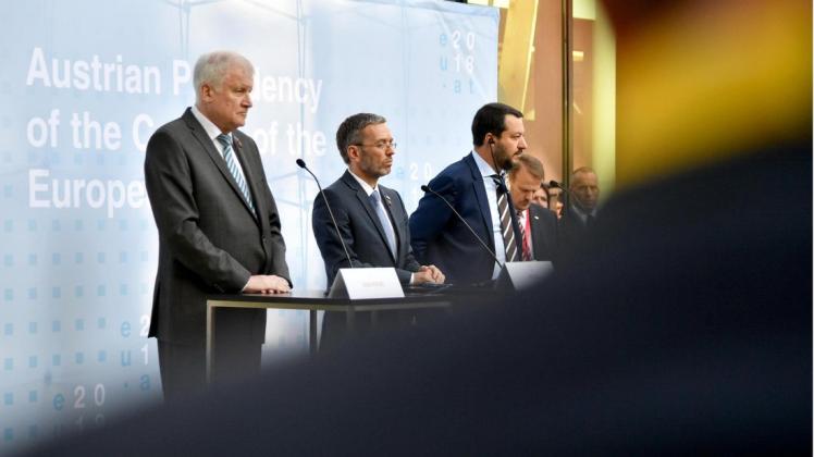 Innenminister Horst Seehofer beim Innenministertreffen neben Herbert Kickl (Österreich, M. ) und Matteo Salvini (Italien).