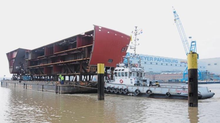 Zwei tonnenschwere Bugteile für die „AIDAnova“ sind am Montagmittag an der Papenburger Meyer Werft eingetroffen. 