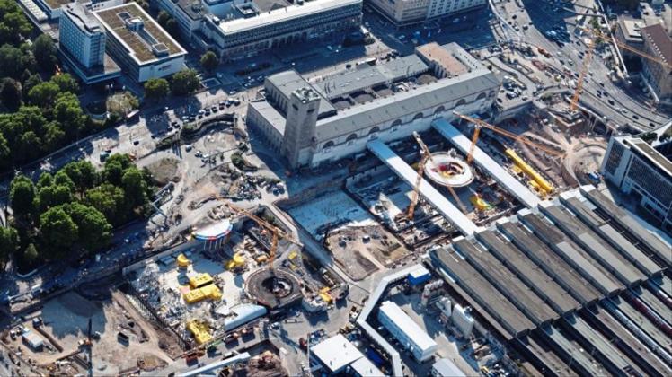 Wie eine offene Wunde klafft die Baugrube für den neuen Stuttgarter Bahnhof im Boden der Metropole. Bis 2025 soll S21 fertig sein. 