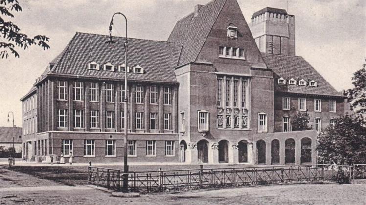 Auf dem Platz vor dem Delmenhorster Rathaus – hier eine Postkartenansicht aus dem Jahr 1917 – versammelten sich am 8. November 1918 mehr als 10.000 Bürger. 