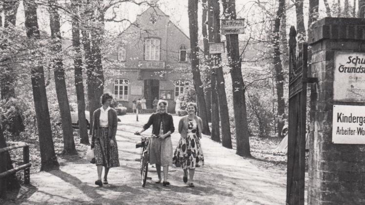 Der Unterricht ist aus: Berufsschülerinnen verlassen 1959 das Gelände der gewerblichen Berufsschule auf der Burginsel.