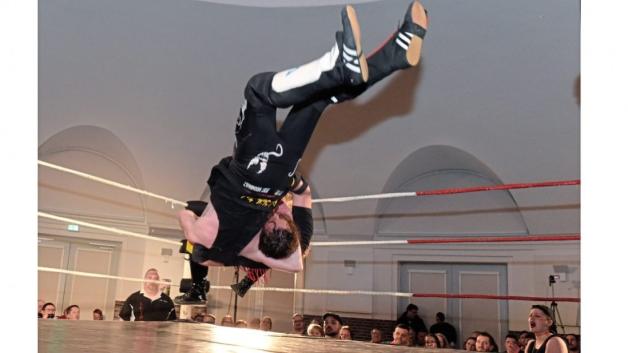 Spektakuläre Flugeinlage über dem Ringboden: Cody Kidman (links) nimmt Crazy Johnny Tiger beim „Flip out of the ring“ vor den staunenden Zuschauern in die Mangel. 
