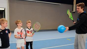 So ein dicker Ball beim Tennis? Jasper, Elias und Felix gucken ganz groß, womit Laurenz Sechelmann ihnen das Treffen zu mehr Erfolgserlebnissen erleichtert. 