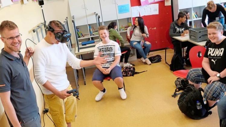 In der virtuellen Realität Maschinenteile wechseln: Das sieht lustig aus, ist spannend und von zentraler Bedeutung für die Ausbildung in der Wirtschaft 4.0. 
