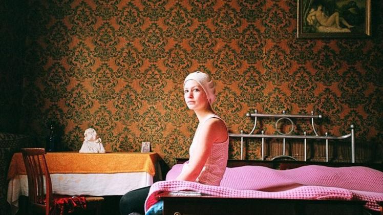 Optimistischer Blick: Fotografin Dina Oganova zeigt Menschen im Schlafzimmer. 