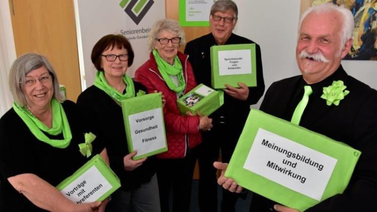 Schnüren symbolische Angebotspakete für die Älteren: (v.l.) Erika Lisson, Hildegard Dunkhase, Ursel Wilts, Rüdiger Laudien und Seniorenbeiratsvorsitzender Jürgen Lüdtke. Schnüren symbolische Angebotspakete für die Älteren: (v.l.) Erika Lisson, Hildegard Dunkhase, Ursel Wilts, Rüdiger Laudien und Seniorenbeiratsvorsitzender Jürgen Lüdtke.