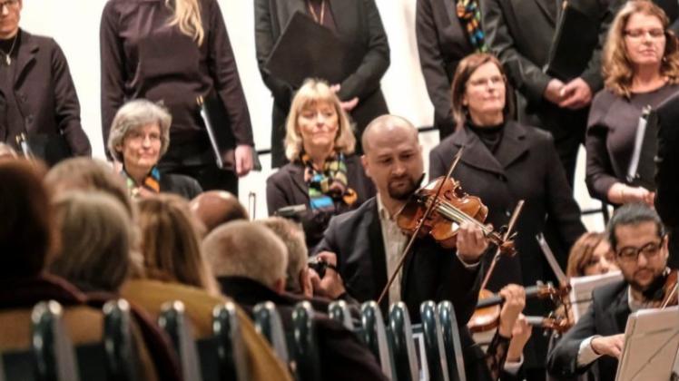 Deutsch-syrischer Dialog: Musiker des Syrian Expat Philharmonic Orchestra und das Vocalensemble Marienhain eröffnen die Internationalen Wochen gegen Rassismus. 
