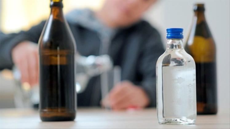 Wege aus der Alkoholsucht wollen die Anonymen Alkoholiker aufzeigen. Sie informieren am 28. Oktober im Haus Adelheide. Symbolfoto: Tobias Hase/dpa Wege aus der Alkoholsucht wollen die Anonymen Alkoholiker aufzeigen. Sie informieren am 28. Oktober im Haus Adelheide. Symbolfoto: Tobias Hase/dpa