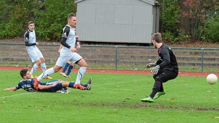 Das 1:0 für den SV Tur Abdin: Simon Matta (liegend) krönte eine Traumkombination der Delmenhorster. Der Bezirksligist gewann sein Heimspiel gegen GVO Oldenburg schließlich mit 4:2. 