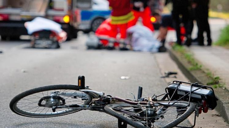 Schwer verletzt musste eine 72-jährige Radlerin nach einer Kollision mit einem anderen Radfahrer an der Varreler Landstraße ins Krankenhaus gebracht werden. Symbolbild: Daniel Bockwoldt/dpa