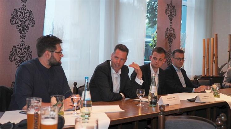 Christian Altkirch, Christian Dürr, Moderator Dennis Ahrens und Bastian Ernst in der Diskussion. 