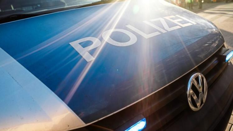 Nach einem Zusammenprall von zwei Autos auf der Syker Straße fuhr ein Autofahrer gegen ein Verkehrsschild. Es entstand hoher Sachschaden. Symbolfoto: Michael Gründel Nach einem Zusammenprall von zwei Autos auf der Syker Straße fuhr ein Autofahrer gegen ein Verkehrsschild. Es entstand hoher Sachschaden. Symbolfoto: Michael Gründel