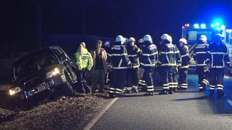 Nach einem Verkehrsunfall auf der Simmerhauser Straße in Prinzhöfte musste die Feuerwehr am Freitagabend eine Frau aus einem Auto befreien. 