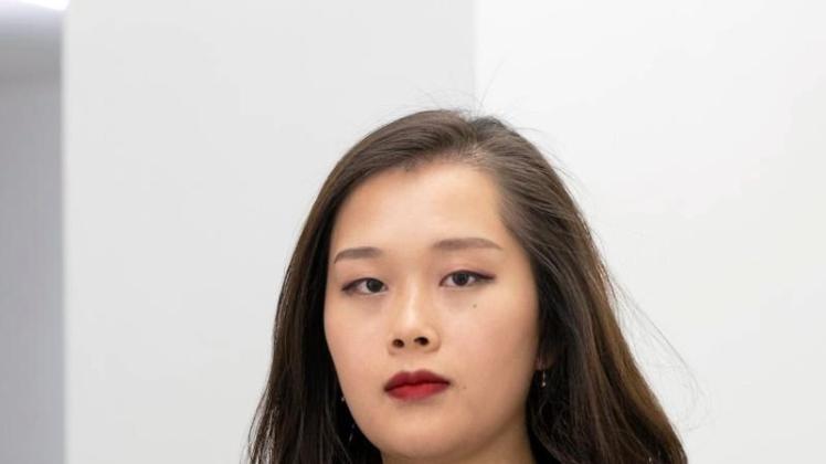 Mit einer Videoarbeit über das Berufsleben ihrer Eltern in einer chinesischen Großstadt hat die Künstlerin Zhe Wang den Karin Hollweg Preis gewonnen. 