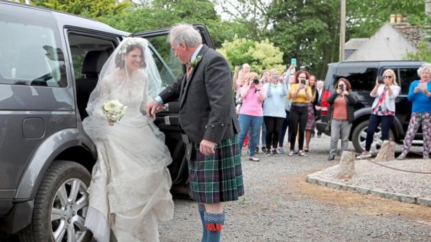 Die Braut Rose Leslie kommt mit ihrem Vater Sebastian Leslie zu ihrer Trauung mit Kit Harington in der Kirche von Rayne im schottischen Aberdeenshire. Das Paar hatte sich 2012 bei den Dreharbeiten für die Fantasy-Saga „Game of Thrones“ kennengelernt. 