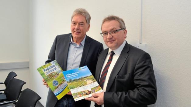 Stolz präsentieren Geschäftsführer Wilhelm Koormann (links) und Verbandsvorsitzender Werner Schräer die Prospekte für das neue touristische Angbeot. 