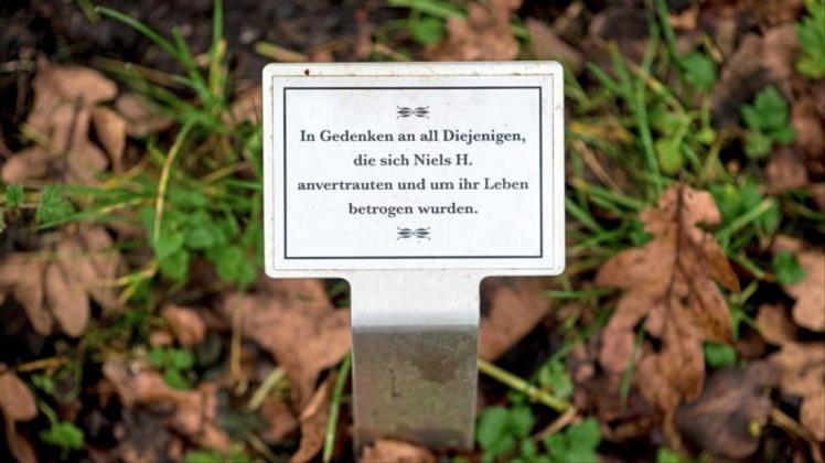 Noch verarbeiten Hinterbliebene der Högel-Opfer die Trauer – oder verfolgen bald die Gerichtsverhandlung. Ein Theaterstück kommt da zu früh. Noch verarbeiten Hinterbliebene der Högel-Opfer die Trauer – oder verfolgen bald die Gerichtsverhandlung. Ein Theaterstück kommt da zu früh.