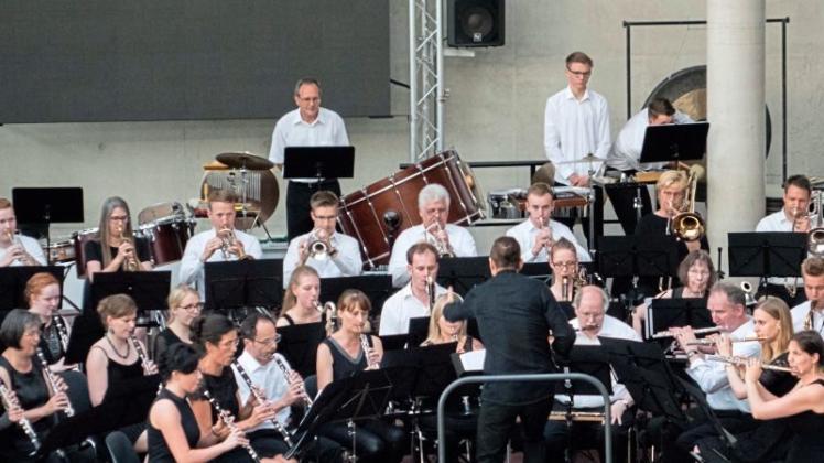 Das sinfonische Blasorchester Wehdel unter der Leitung von Thomas Ratzek spielte im Solarlux-Forum in Melle. 