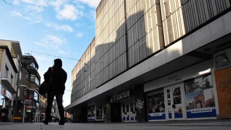 Derzeit noch mehr Schatten als Licht: Die Hertie-Immobilie ist seit März 2009 verwaist. Derzeit noch mehr Schatten als Licht: Die Hertie-Immobilie ist seit März 2009 verwaist.