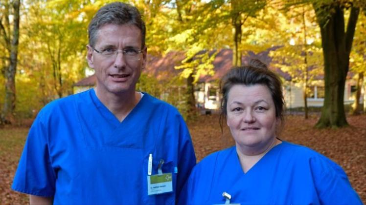Bianka Klein, Pflegedienstleiterin der Palliativstation, und Dr. Matthias Viemann, Chefarzt der Kinderklinik, stehen der Ethik-Kommission des JHD vor. 