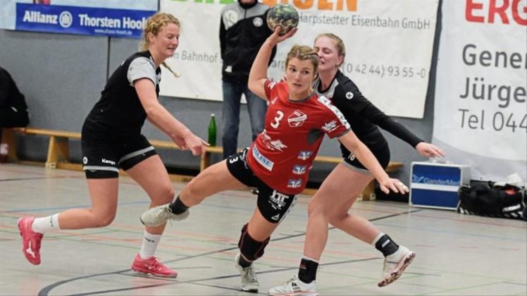 Tritt mit der HSG Hude/Falkenburg bei ihrem Ex-Club an: Jessica Galle (Mitte). Der Handball-Oberligist an diesem Samstag beim VfL Stade zu Gast. 