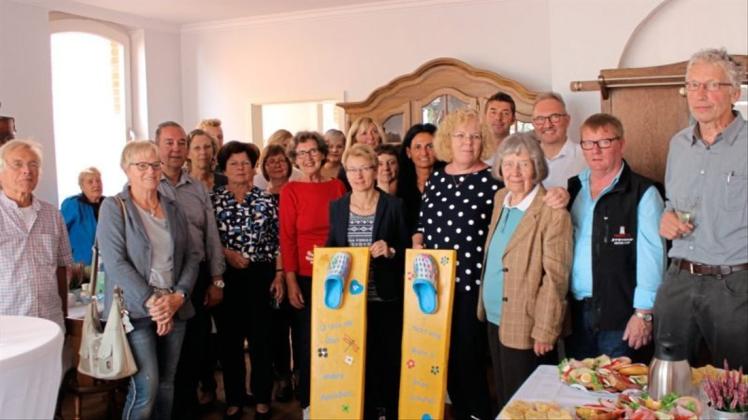 Zahlreiche Gäste feierten zusammen mit Bürgermeister Günther Voskamp (rechts) die Eröffnung des Dorftreffs in Gehrde. 