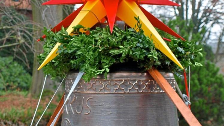 Jede der Glocken trägt einen Namen und war zum Umzug mit Herrnhuter Stern und Kranz geschmückt. 