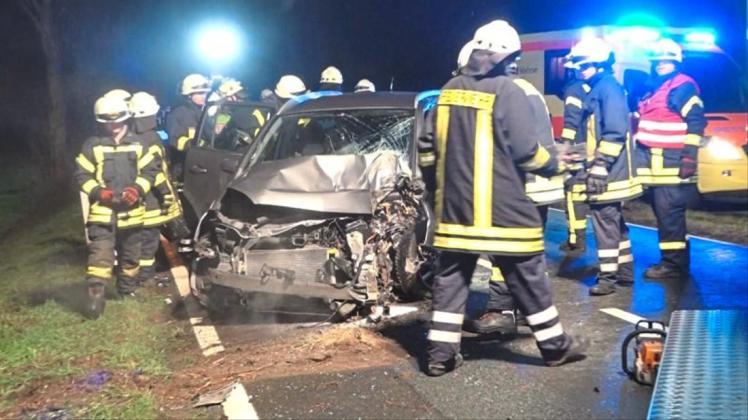 Bei einem schweren Verkehrsunfall in Hatten sind am Sonntagabend ein 36-jähriger Autofahrer und sein 16-jähriger Sohn verletzt worden. Bei einem schweren Verkehrsunfall in Hatten sind am Sonntagabend ein 36-jähriger Autofahrer und sein 16-jähriger Sohn verletzt worden.