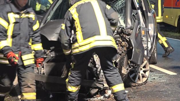 Bei einem schweren Verkehrsunfall in Hatten sind am Sonntagabend ein 36-jähriger Autofahrer und sein 16-jähriger Sohn verletzt worden. 