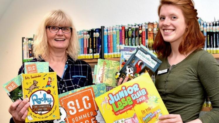 In Kürze starten wieder die Sommer-Lese-Clubs: (v.l.) Büchereileiterin Sigrid Kautzsch und Auszubildende Valentine Ruschinski vor einem Teil der 400 extra angeschafften Büchern. 